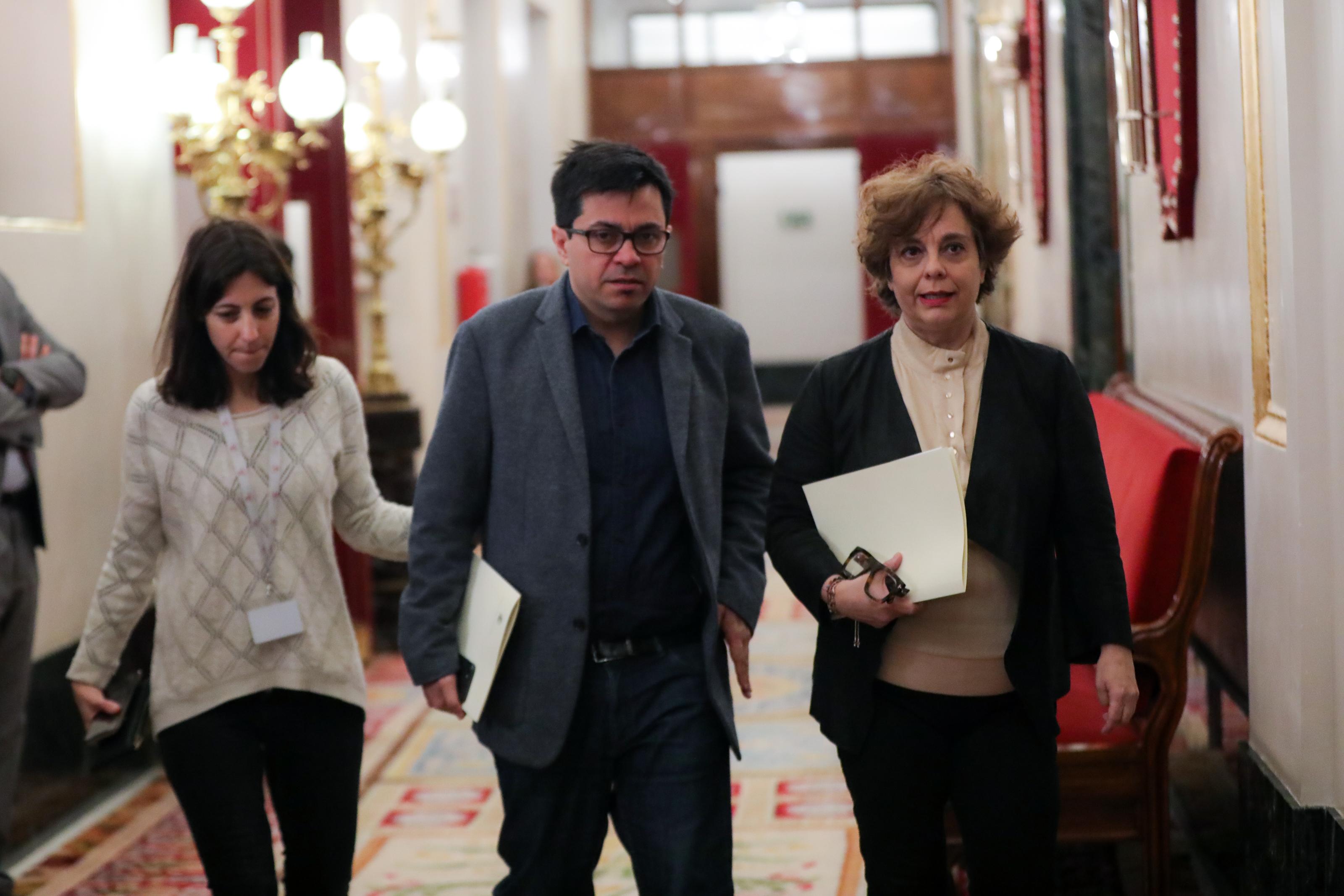 Gerardo Pisarello, junto a Gloria Elizo, en los pasillos del Congreso de los Diputados. Europa Press. 