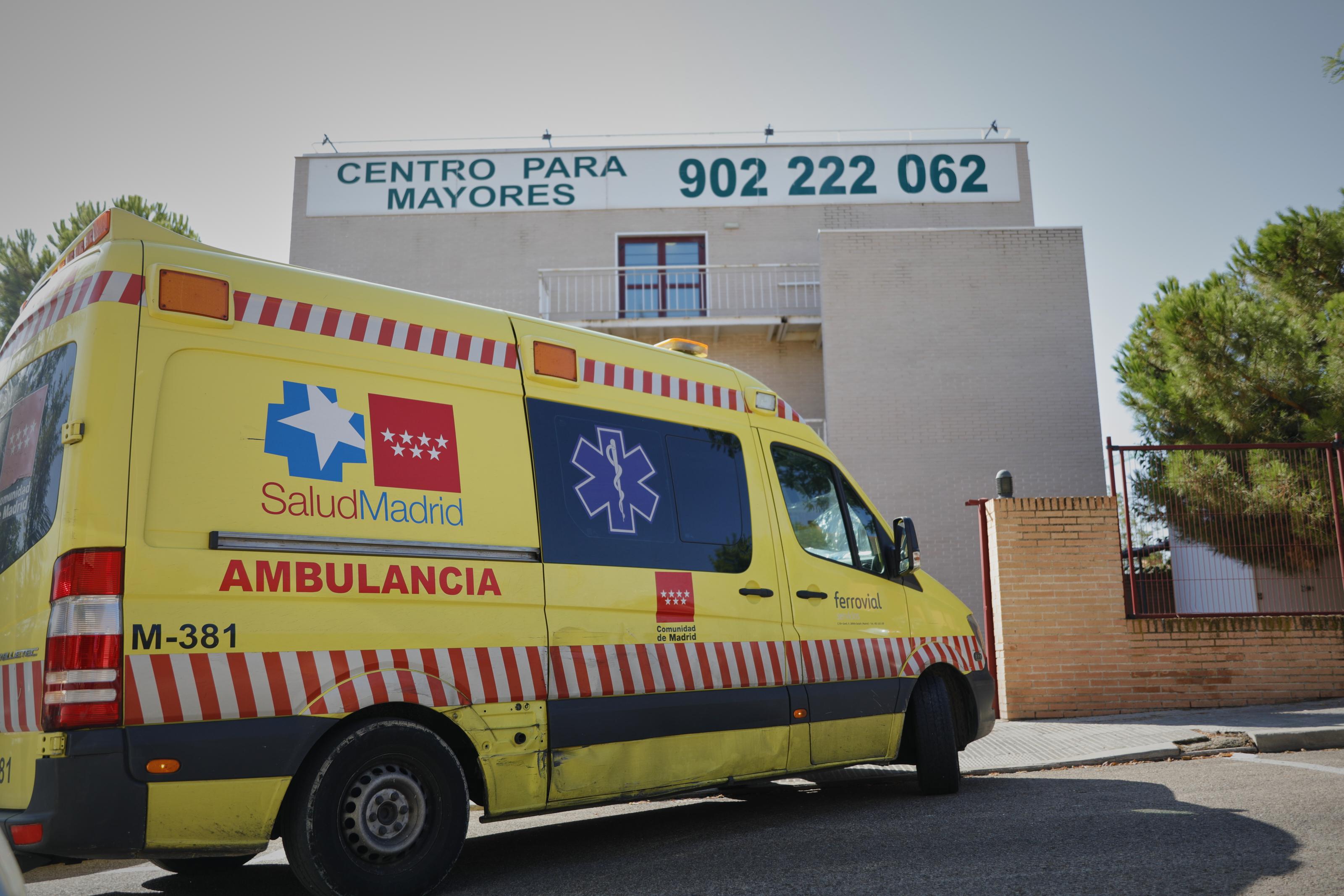 Una ambulancia de SaludMadrid a su llegada una de las residencias situada en Madrid / EP