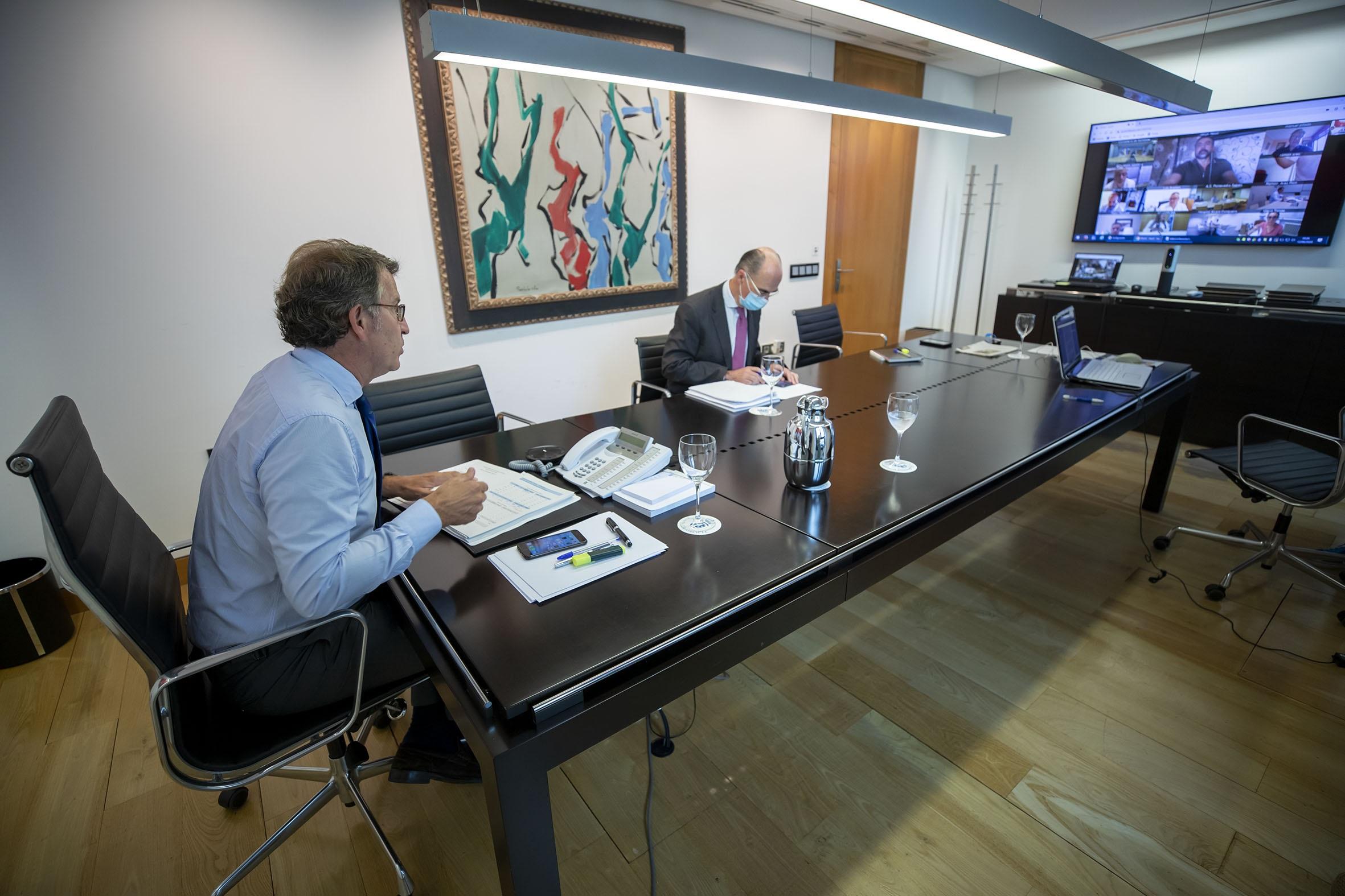 El presidente de la Xunta, Alberto Núñez Feijóo, participa en la reunión del comité clínico