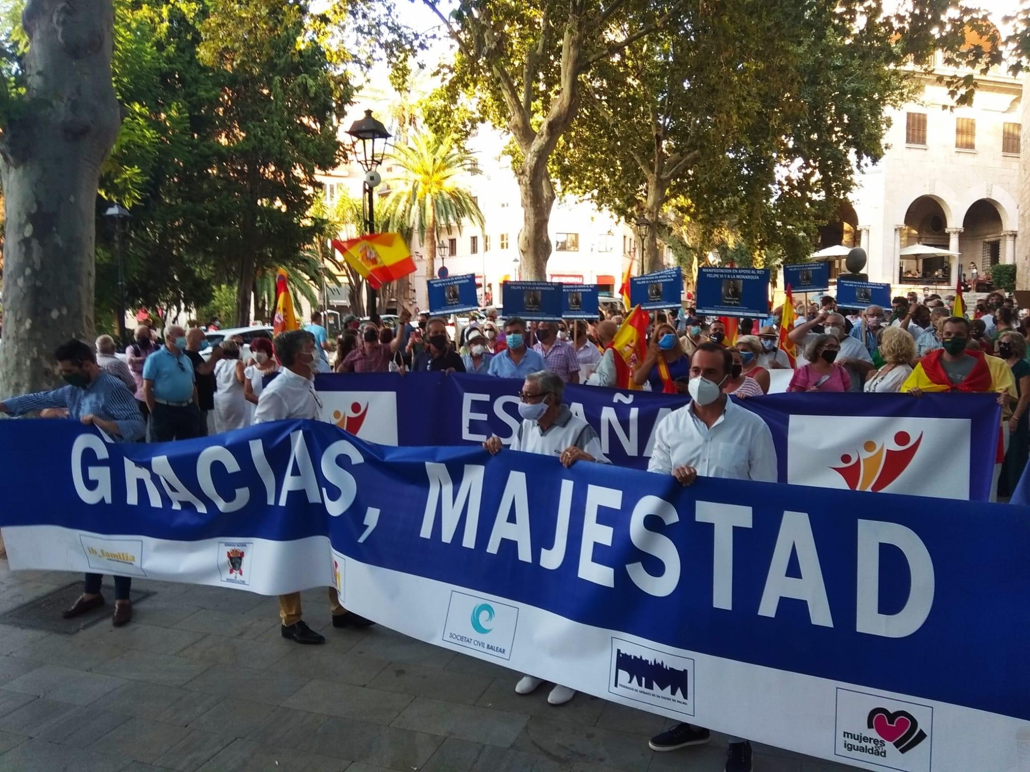 La manifestación en apoyo a la Monarquía parte de la plaza de la Reina con gritos de "Viva España, viva el Rey"