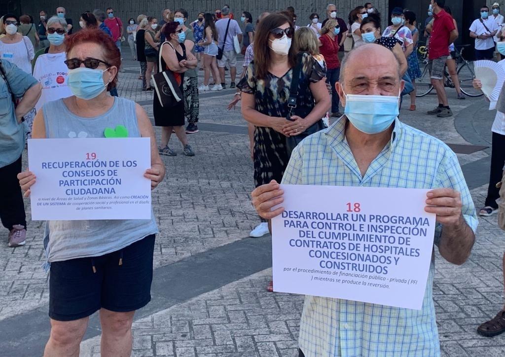 Colectivos en defensa de la sanidad pública ante la Asamblea de Madrid. EP