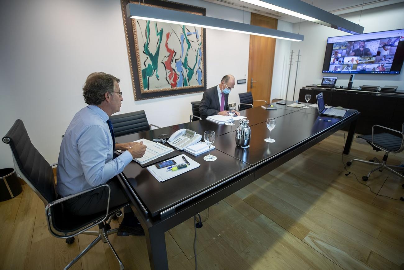 Núñez Feijóo durante una reunión del comité clínico sobre el COVID-19.