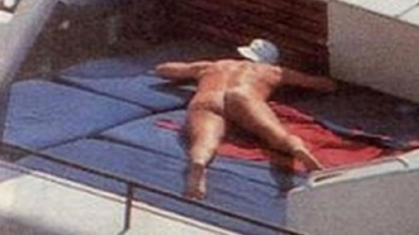 El Rey Juan Carlos I desnudo. Portada de Novella 2000