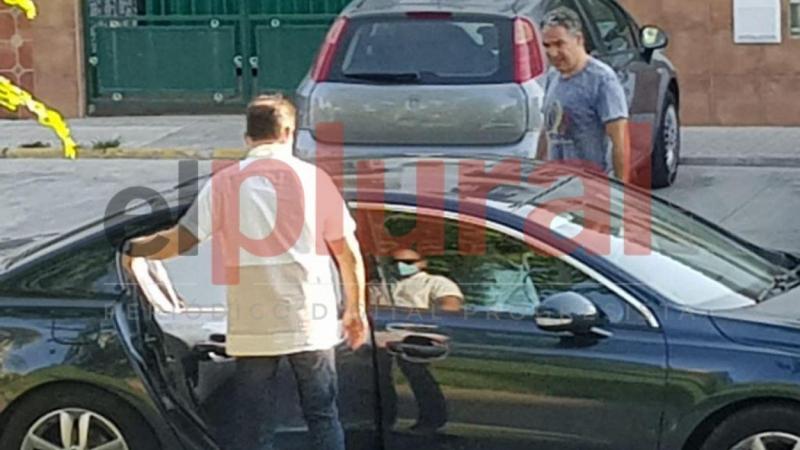Elías Bendodo sube al coche oficial tras acudir a clase de pilates. Imagen en exclusiva de ElPlural.com 