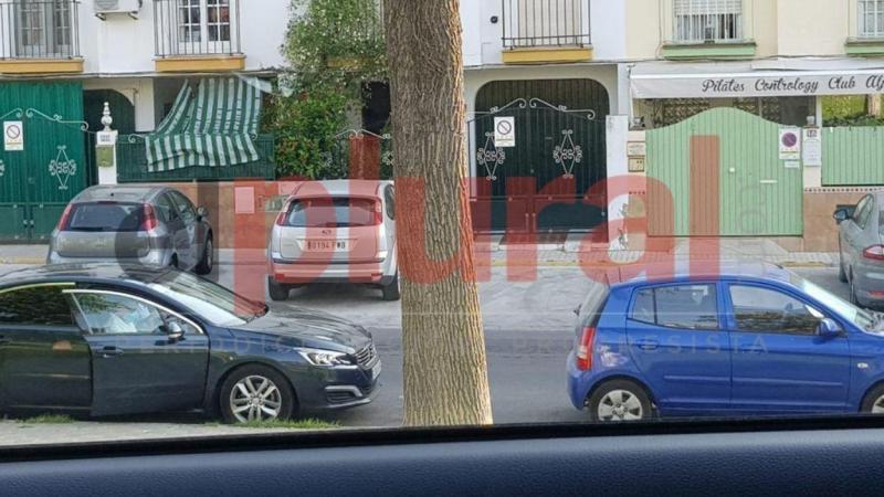 La seguridad de Elías Bendodo espera en el coche oficial la salida de pilates del consejero de Presidencia de la Junta. Imagen en exclusiva de ElPlural.com La seguridad de Elías Bendodo espera en el coche oficial la salida de pilates del consejero de Presidencia de la Junta. Imagen en exclusiva de ElPlural.com