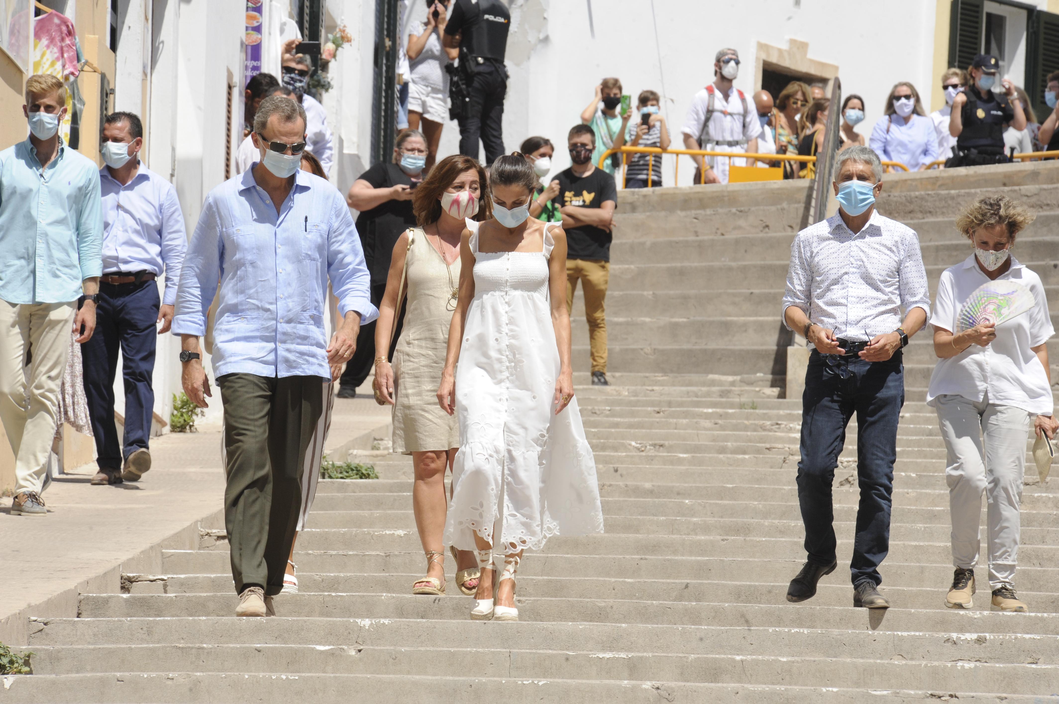 Los Reyes de España, Don Felipe y Doña Letizia, durante su paseo por la Ciudadela dentro de su visita a la Cooperativa Insular Ganadera (COINGA)