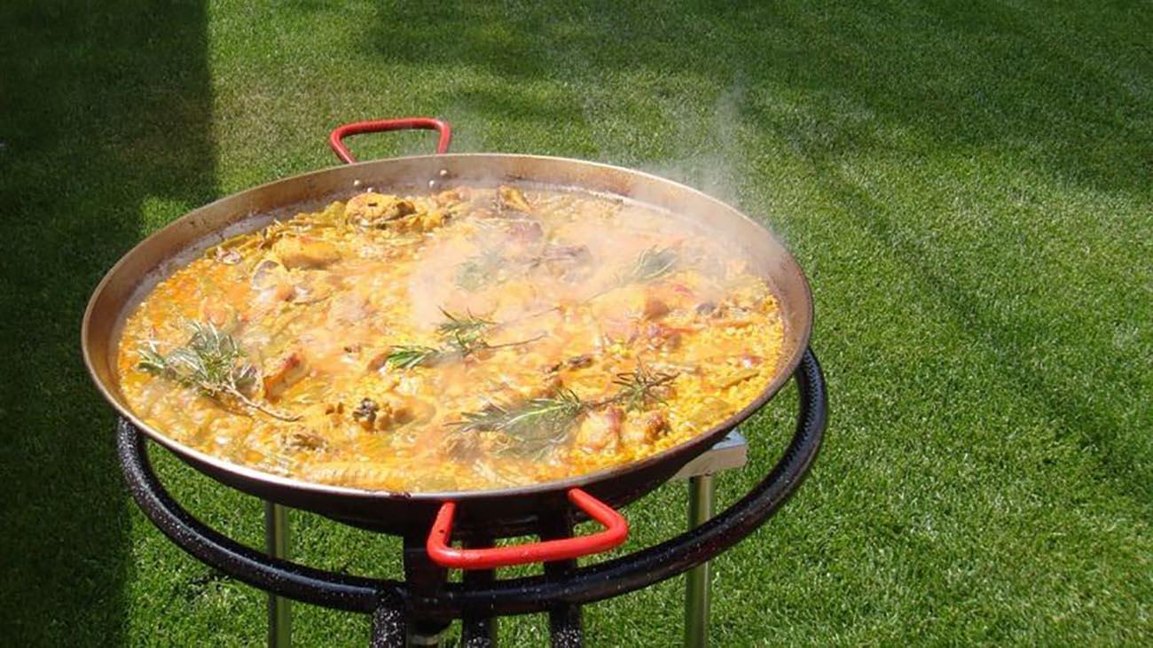 Para hacer un buena paella es imprescindible tener un quemador o rueda para paellas, además de la propia paella