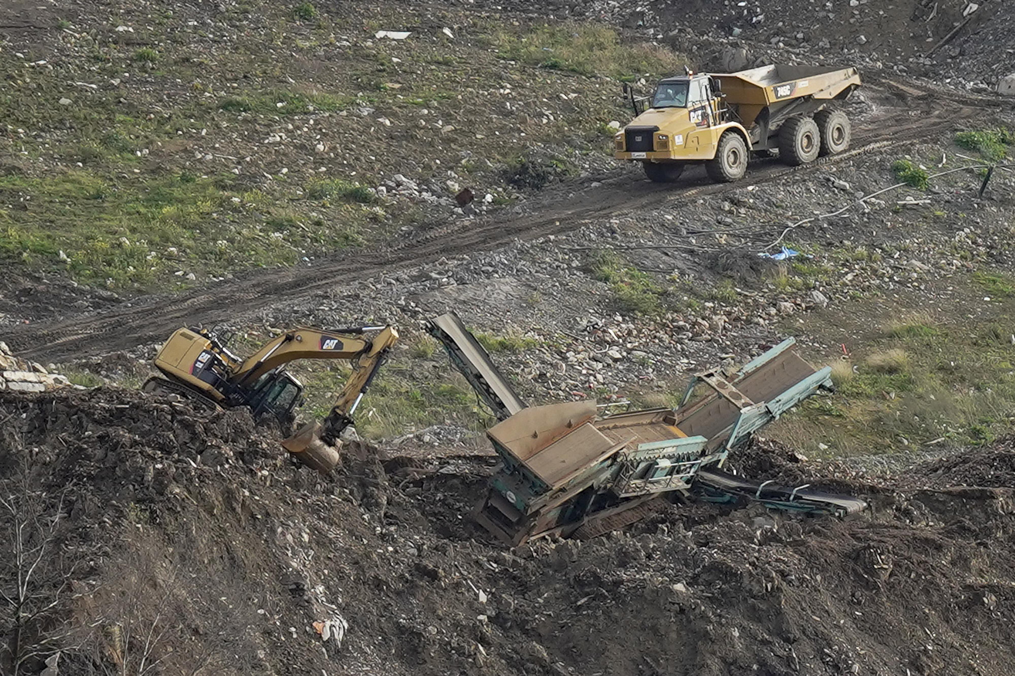 Los equipos de rescate siguen trabajando en el vertedero de Zaldivar (Vizcaya). EP