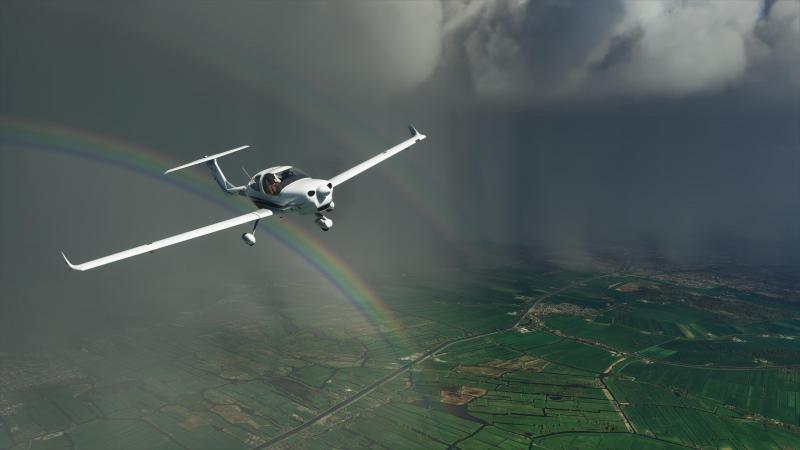 DA40 dejando atrás unas nubes de lluvia