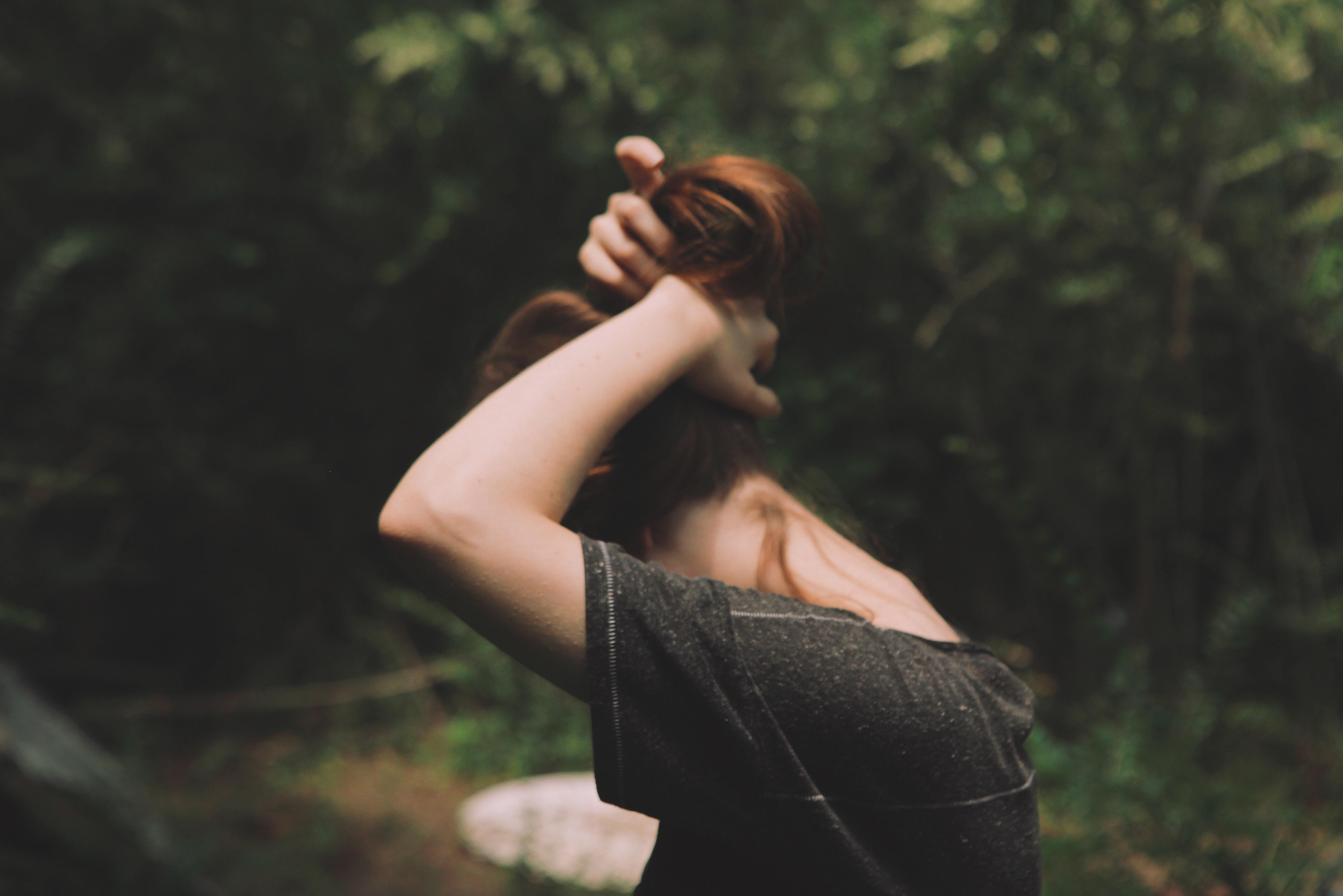 Mujer tocándose el cuello. Jacob Morrison para Unsplash