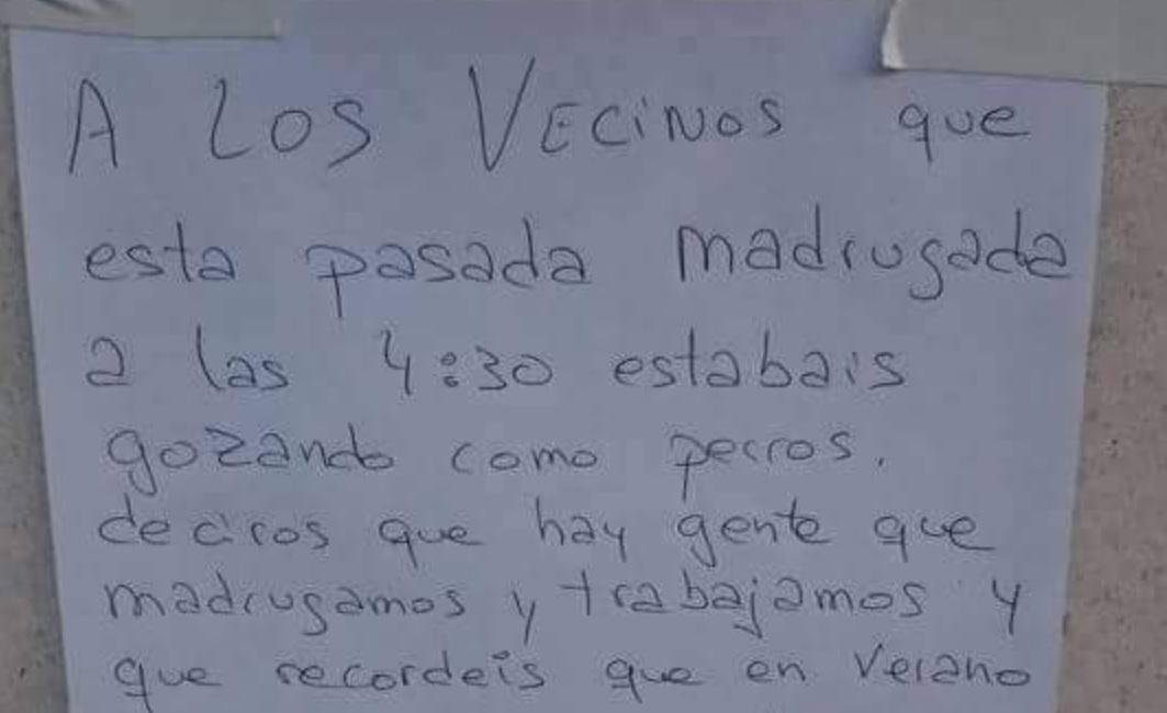 El cartel colgado en un portal de vecinos