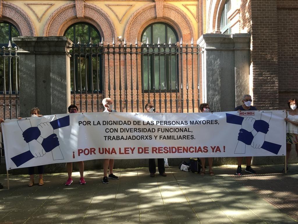 Marea de Residencias carga contra Comunidad de Madrid por actuar con "desidia y falta de interés" y exige una ley estatal / EP