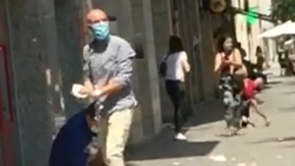 Vídeo: Lluvia de billetes: 70.000 euros desperdigados por una calle de Barcelona - Captura