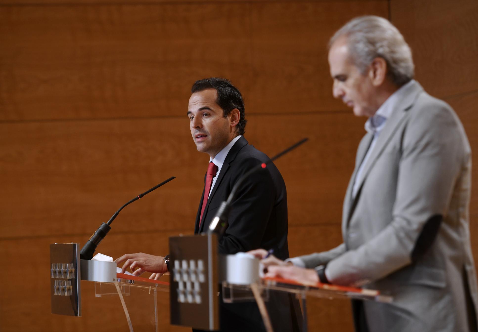 El vicepresidente de la comunidad, Ignacio Aguado, y el Consejero de Sanidad madrileño, Enrique Ruiz Escudero. EP