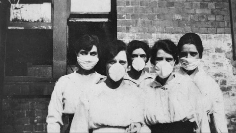 Mujeres posando con las mascarillas de la época.