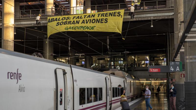 Imagen de una acción de Greenpeace para pedir que se refuerce el transporte por tren Imagen de una acción de Greenpeace para pedir que se refuerce el transporte por tren