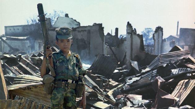 Niño soldado en la guerra de Vietnam. Pixabay.