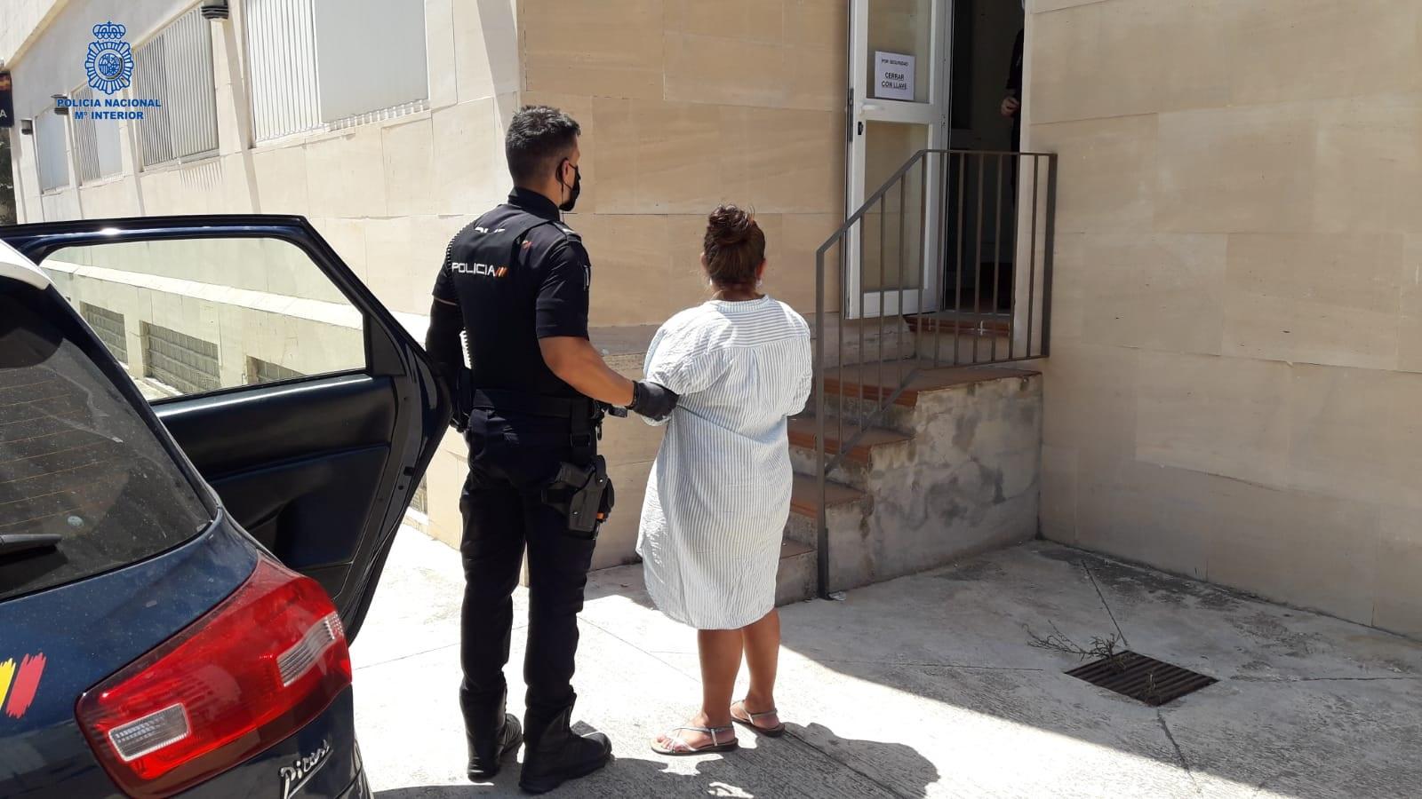 Detienen a una madre en Gandía por echar de casa a sus hijas de 13 y 14 años - EP