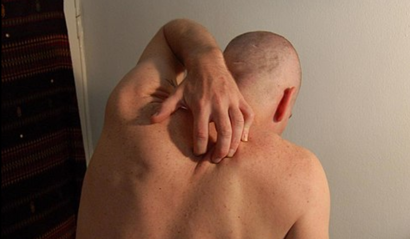 Un hombre se toco el hombro. Wikipedia