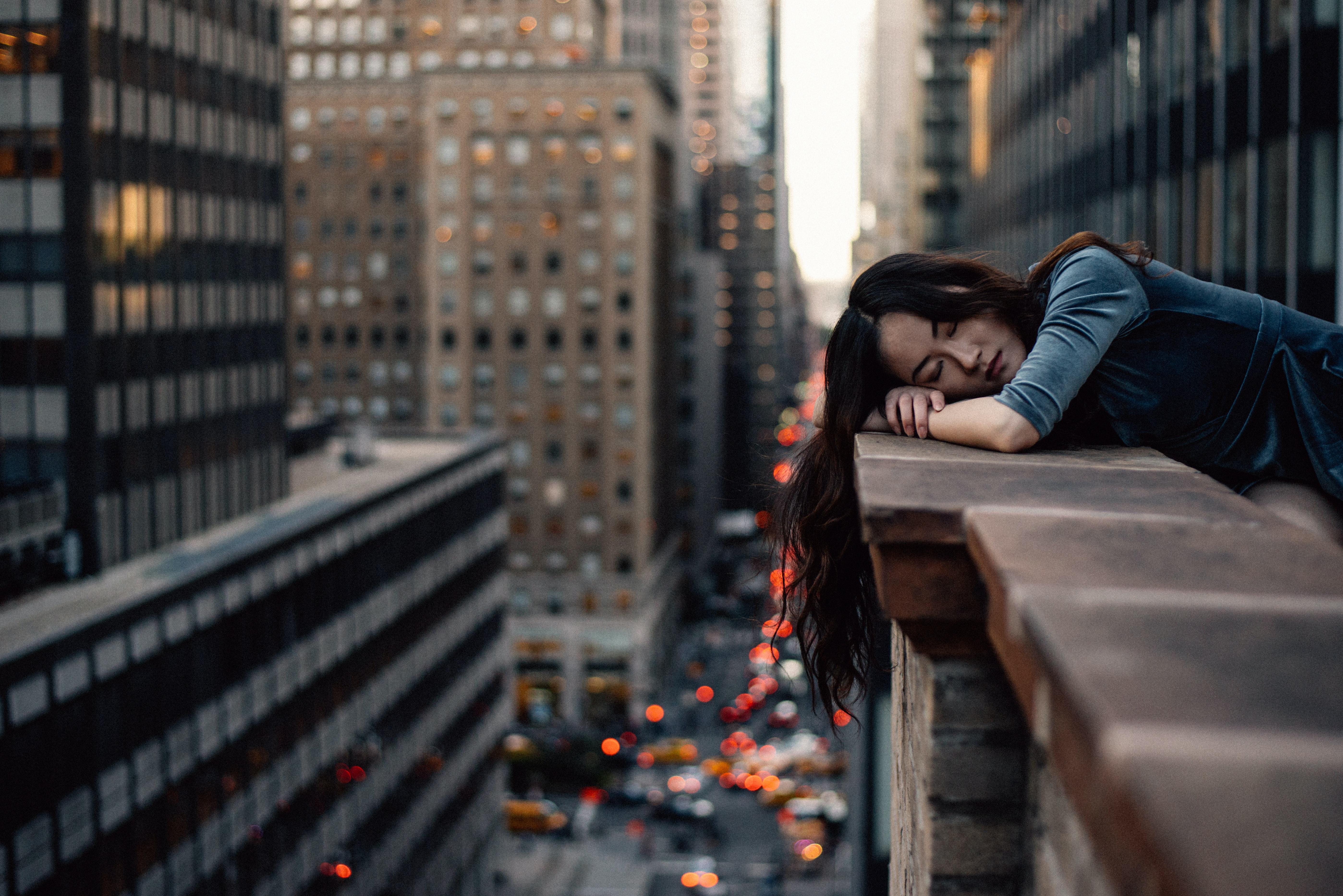 Mujer apoyada en una cornisa. Hernán Sánchez para Unsplash