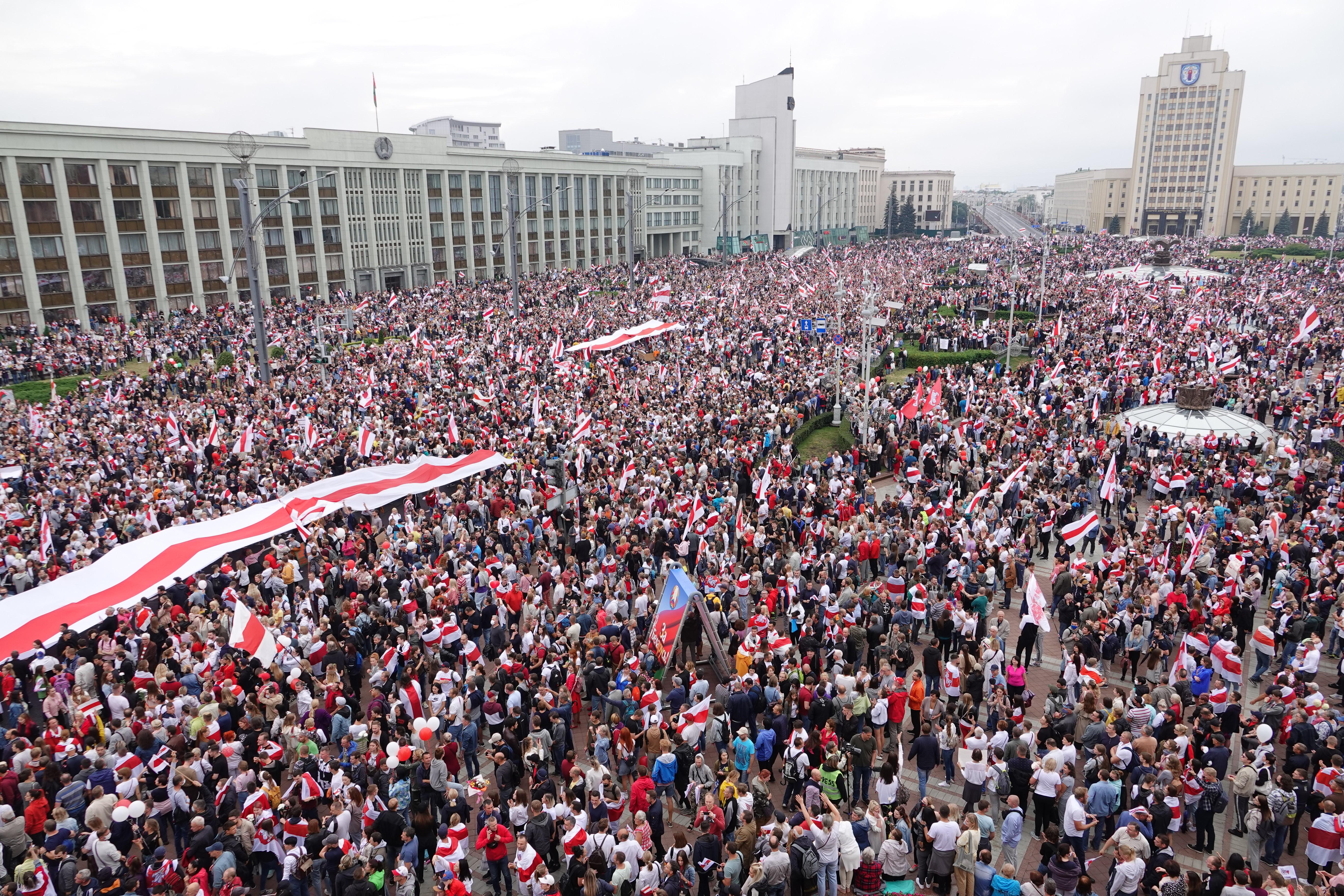 Los manifestantes se han concentrado en la plaza de la Independencia al grito de "Uchodi!" ("¡Largo de aquí!")