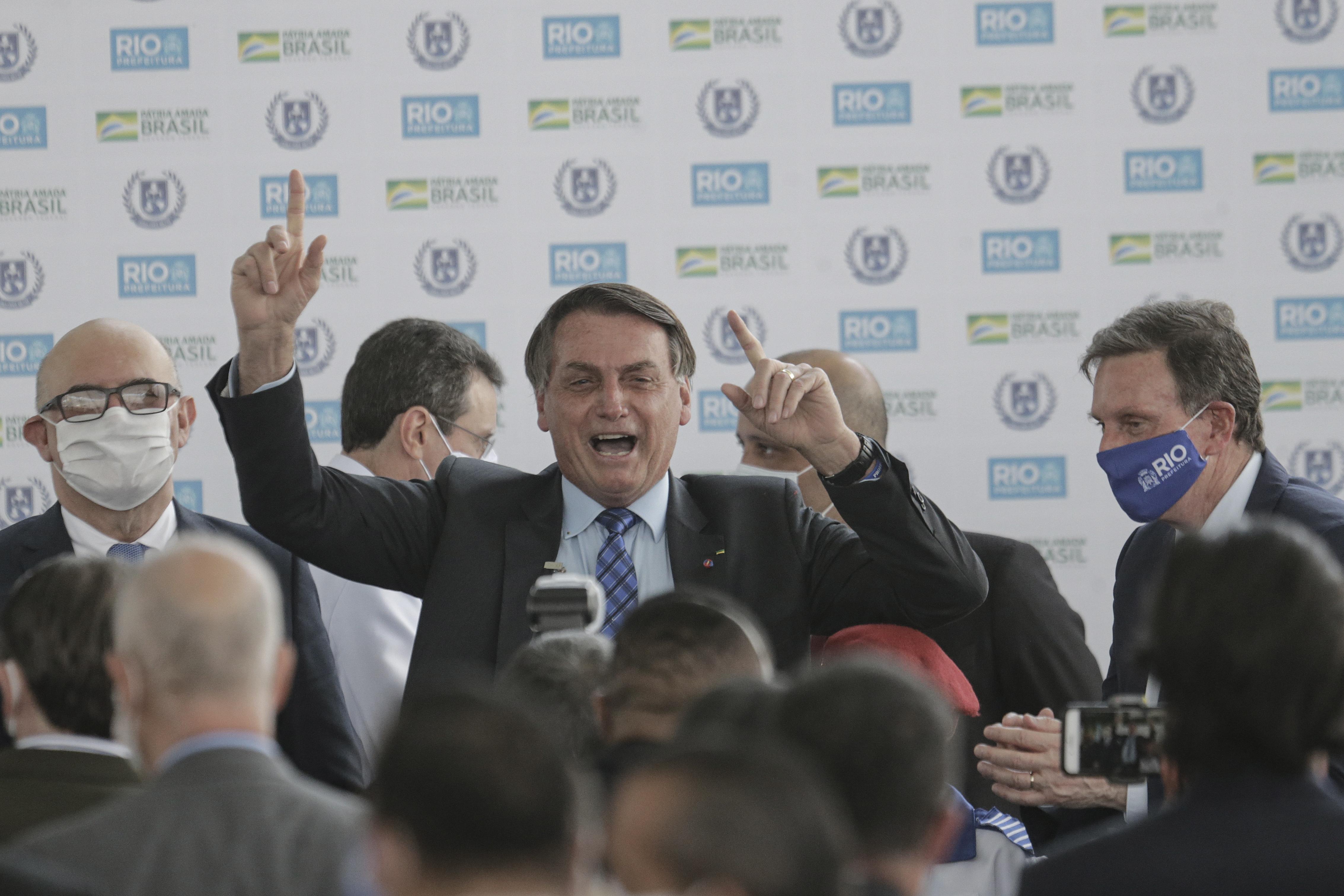 Bolsonaro amenaza con "partir la boca" a un periodista por preguntar por la corrupción - EP