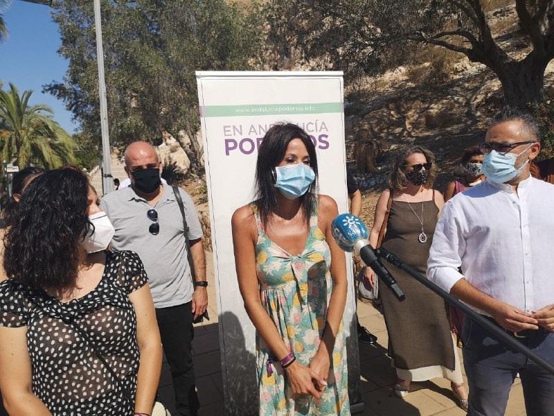 Simpatizantes de Vox dicen a una diputada de Podemos que "acabarán" con su cuello