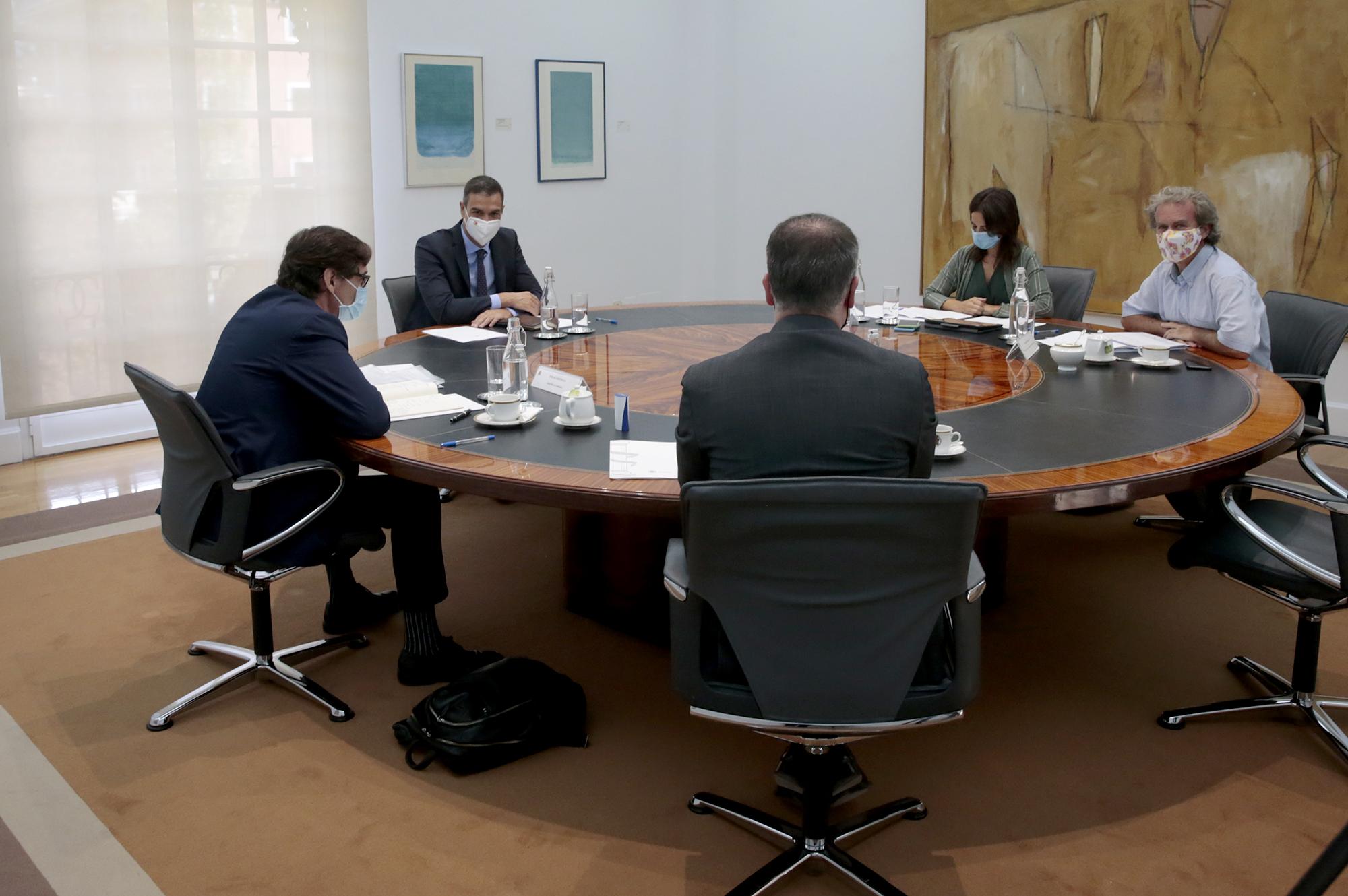 El ministro de Sanidad, Salvador Illa (1i); el presidente del Gobierno, Pedro Sánchez (2i); y el director del Centro de Coordinación de Alertas y Emergencias Sanitarias (CCAES), Fernando Simón (1d),durante una reunión del comité de seguimiento del coronav