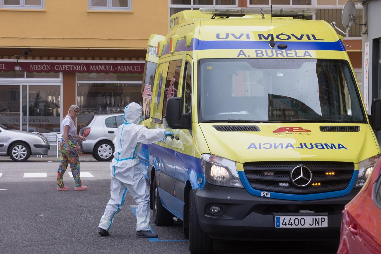 Imagen de sanitarios entrando en una vivienda de la Mariña lucense (Foto: Europa Press/Archivo).