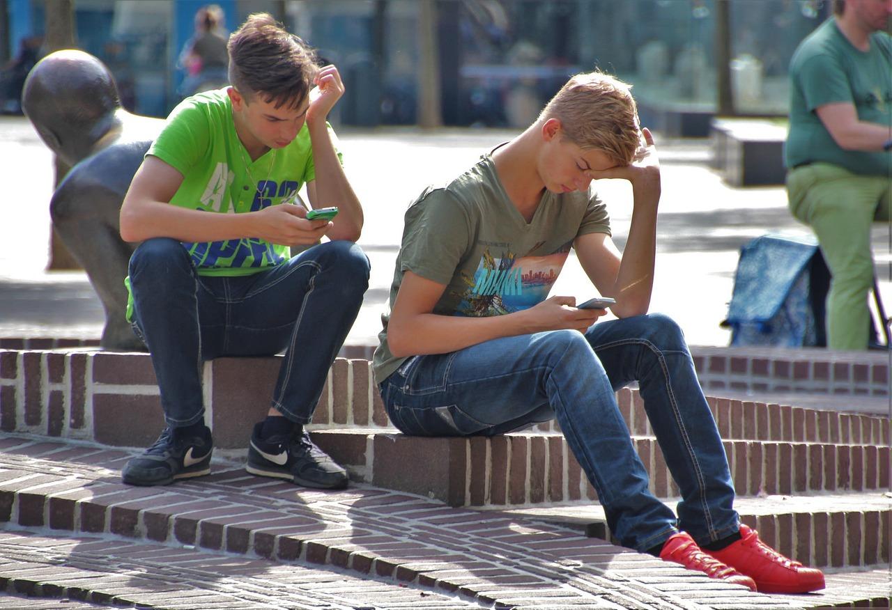 Niños con móvil. Pixabay