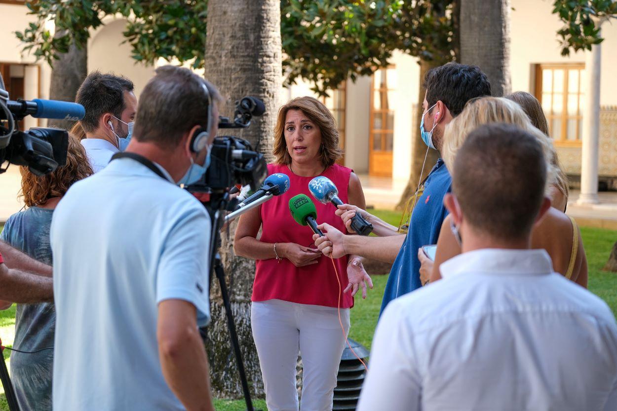Susana Díaz atiende a los medios en el patio del Parlamento.