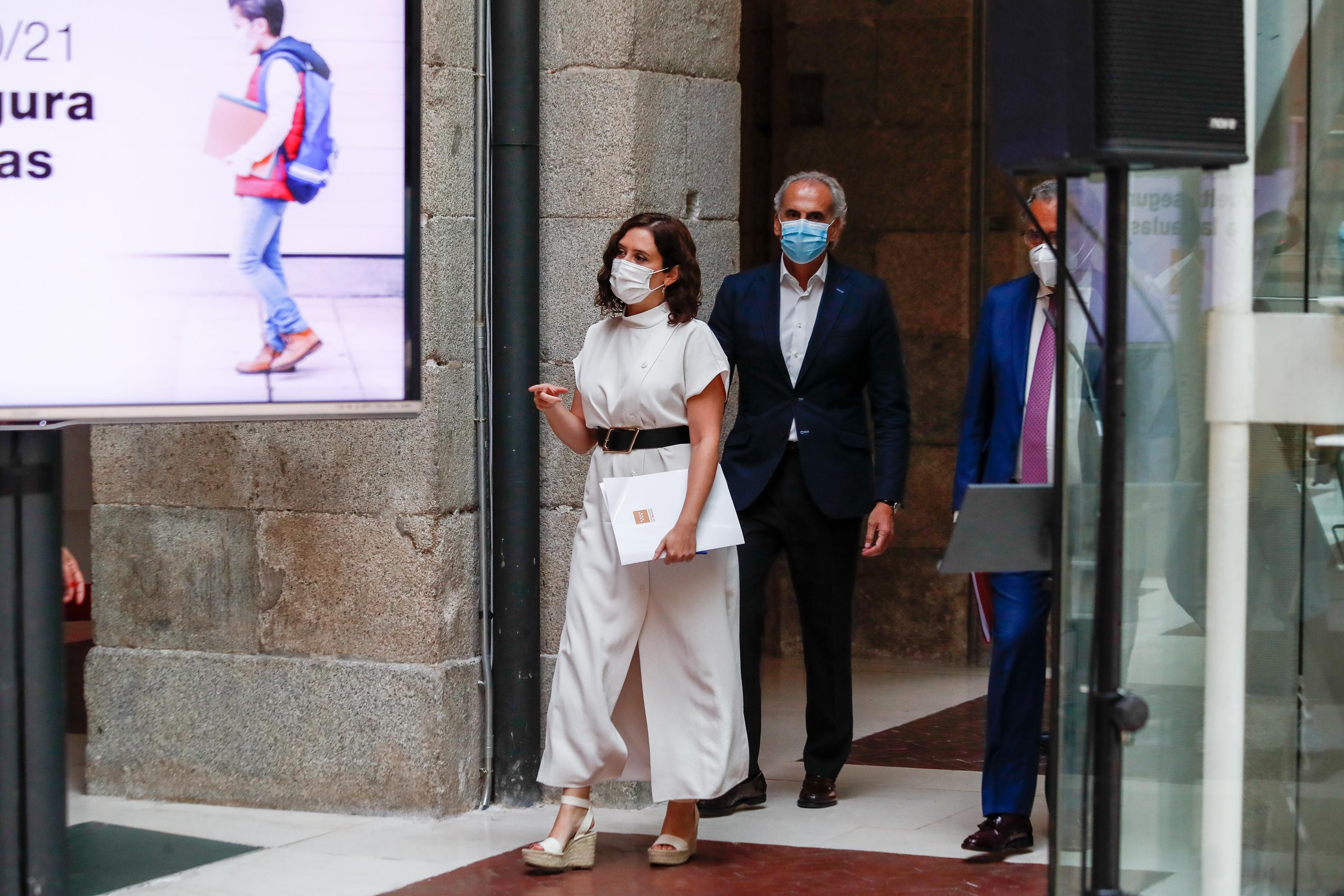 La presidenta de la Comunidad de Madrid, Isabel Díaz Ayuso, y el consejero de Sanidad, Enrique Ruiz Escudero, antes de presentar las medidas para la vuelta a las aulas. Europa Press.