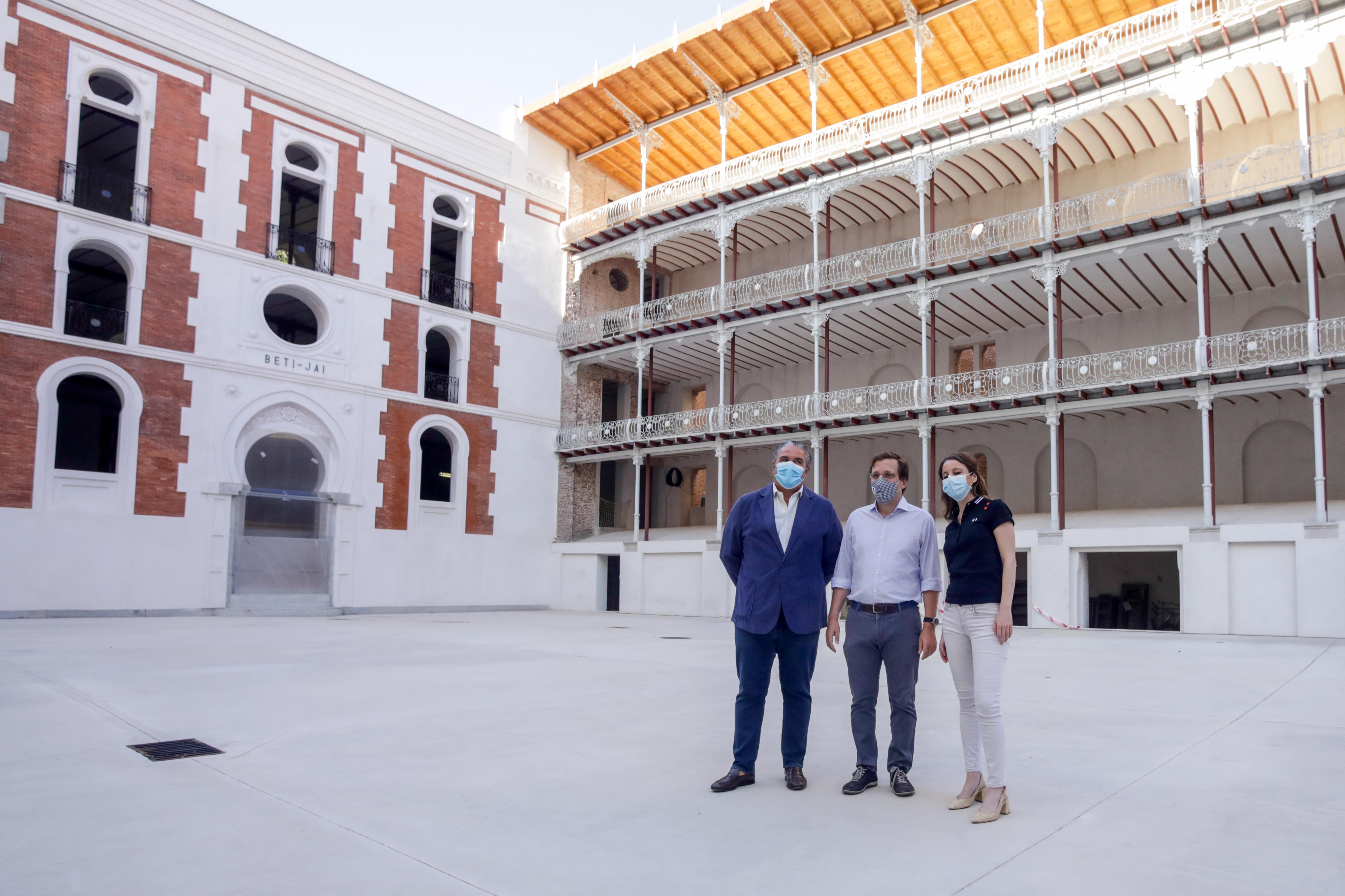 El alcalde de Madrid, José Luis Martínez-Almeida (c), posa junto a la delegada del Área de Cultura, Turismo y Deporte, Andrea Levy, durante su visita el frontón Beti Jai