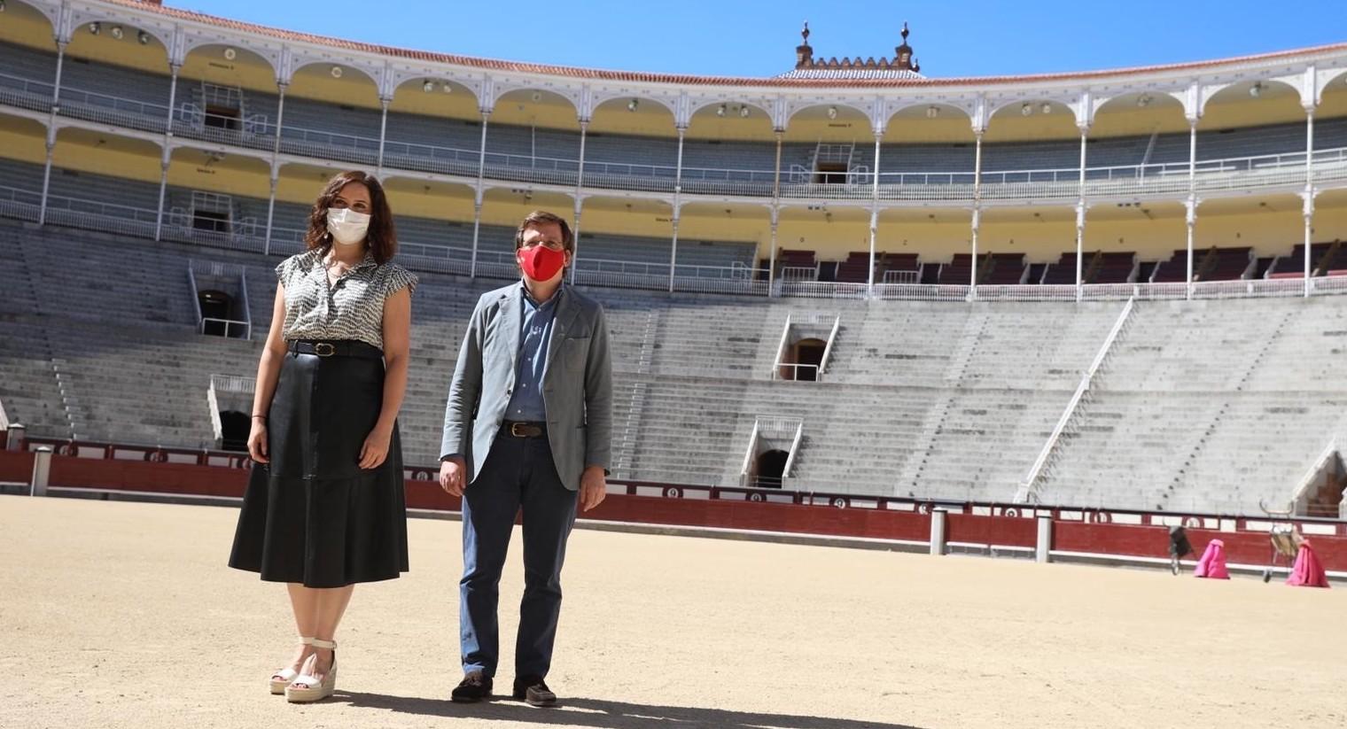 La presidenta de la Comunidad de Madrid y el alcalde en una plaza de toros. EP