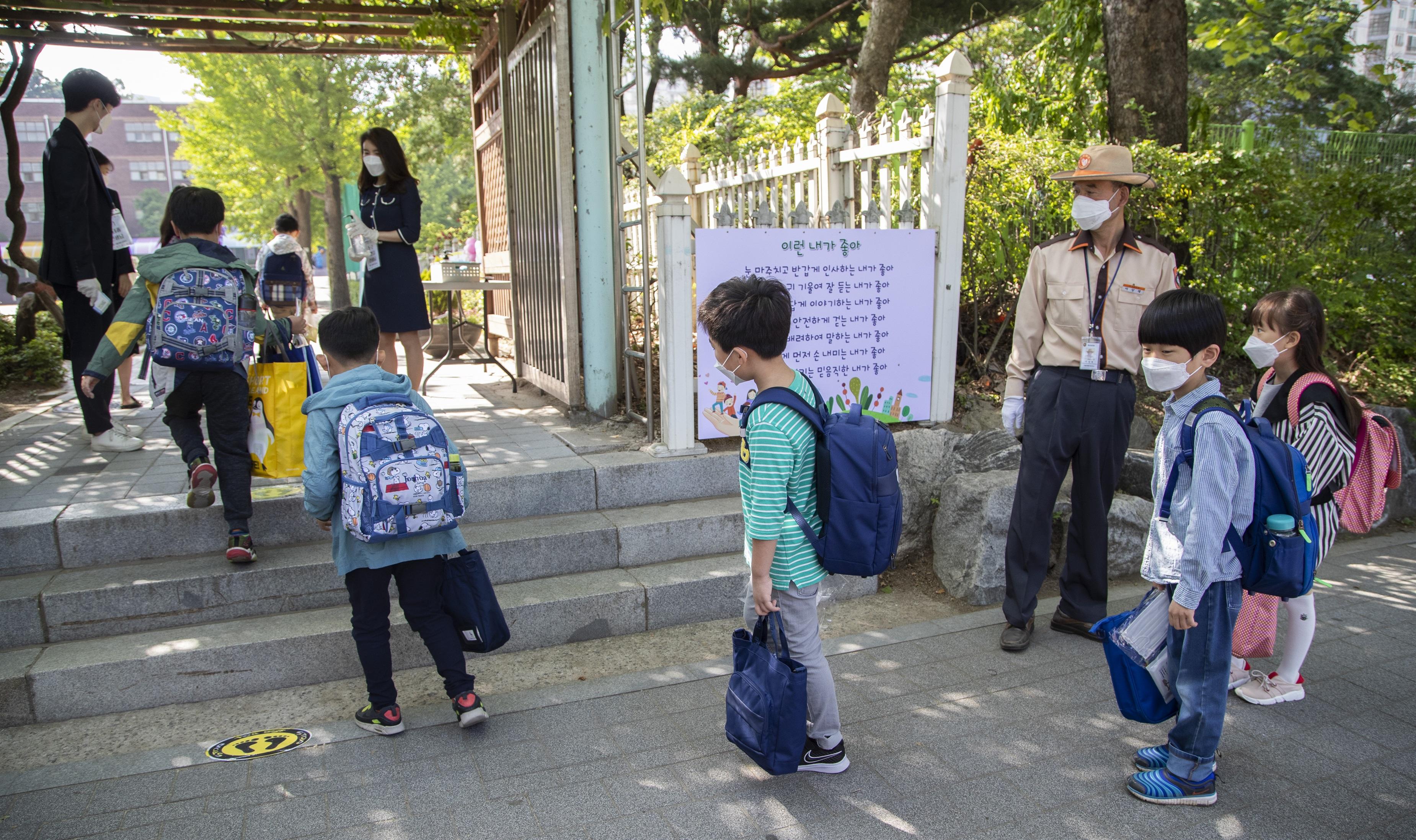 Estudiantes de Seúl entrando al colegio con las respectivas medidas de seguridad contra el covid-19. EP