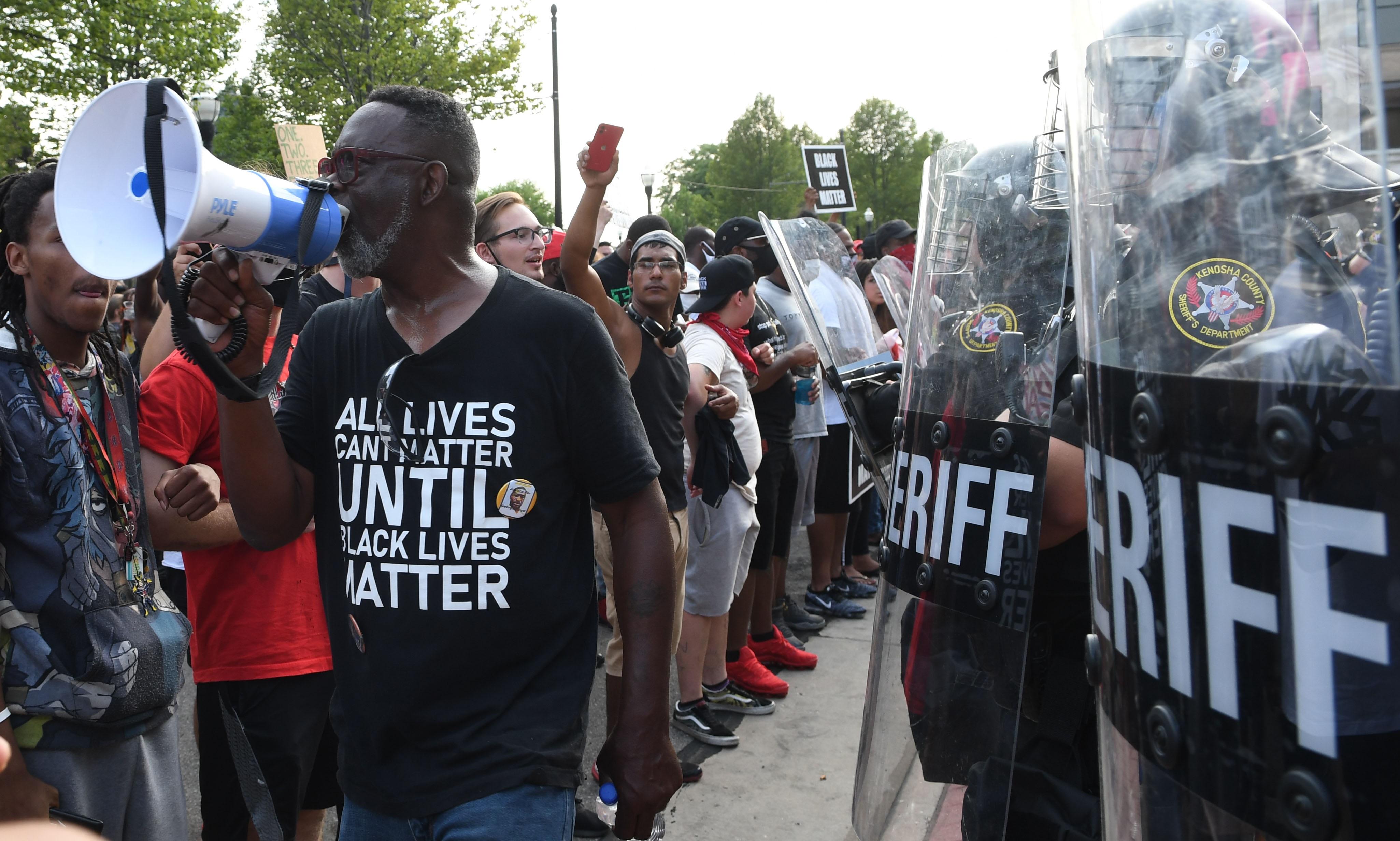 Protestas en Kenosha, Wisconsin, después de que un policía realizara siete disparos contra un hombre afroamericano delante de sus tres hijos