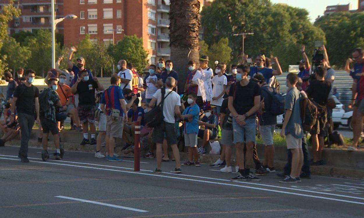 Un grupo de culés se manifiesta a las puertas del estadio para protestar por la marcha de Messi