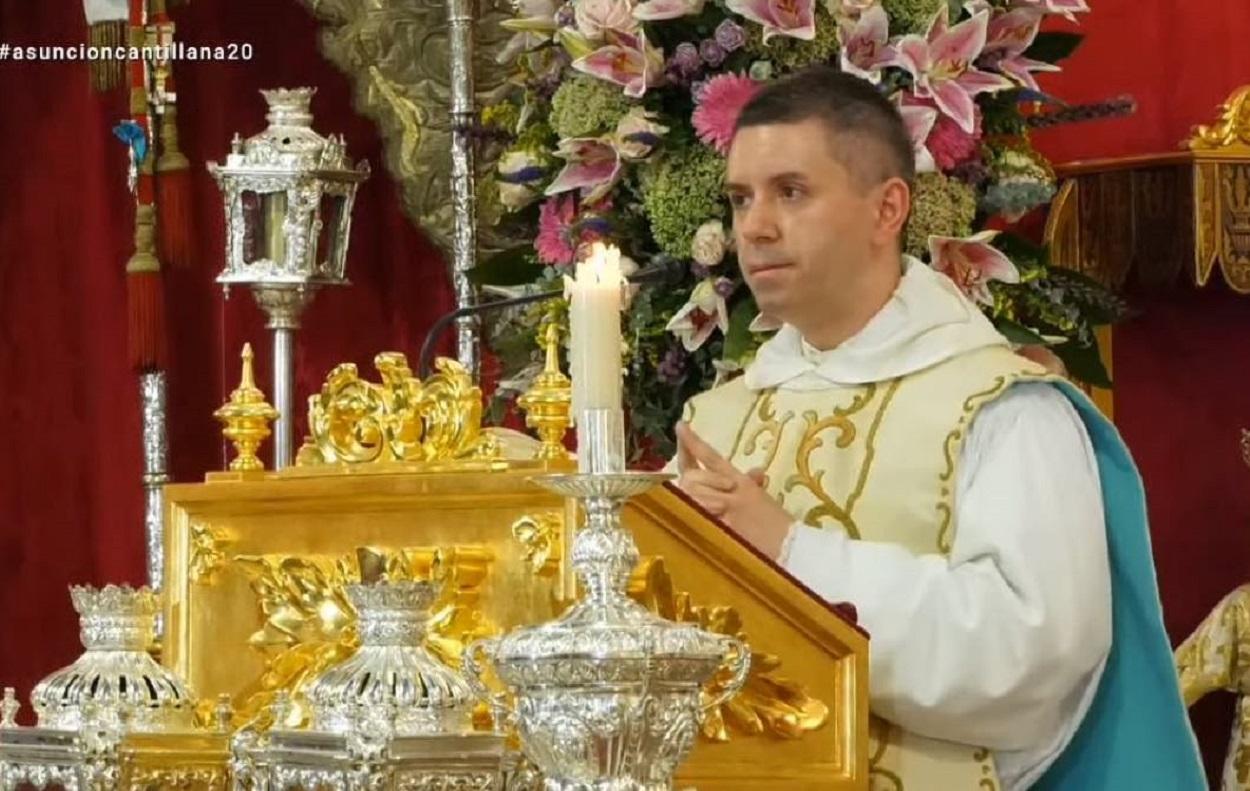 Sacerdote en la homilía en Cantillana, Sevilla