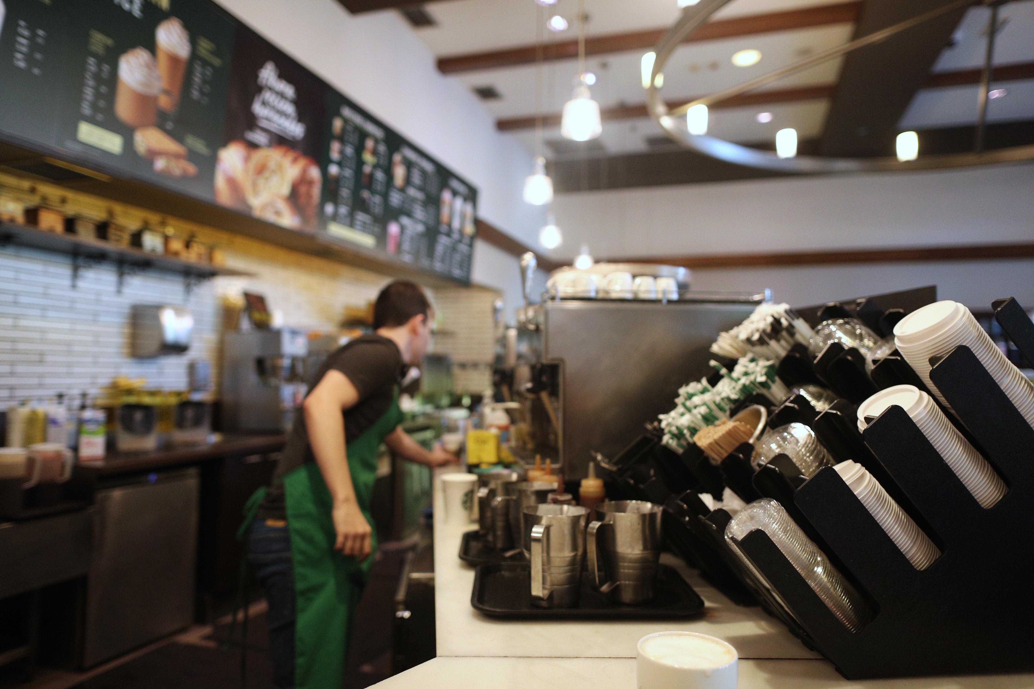 La mascarilla salva a los empleados del brote en un Starbucks - EP