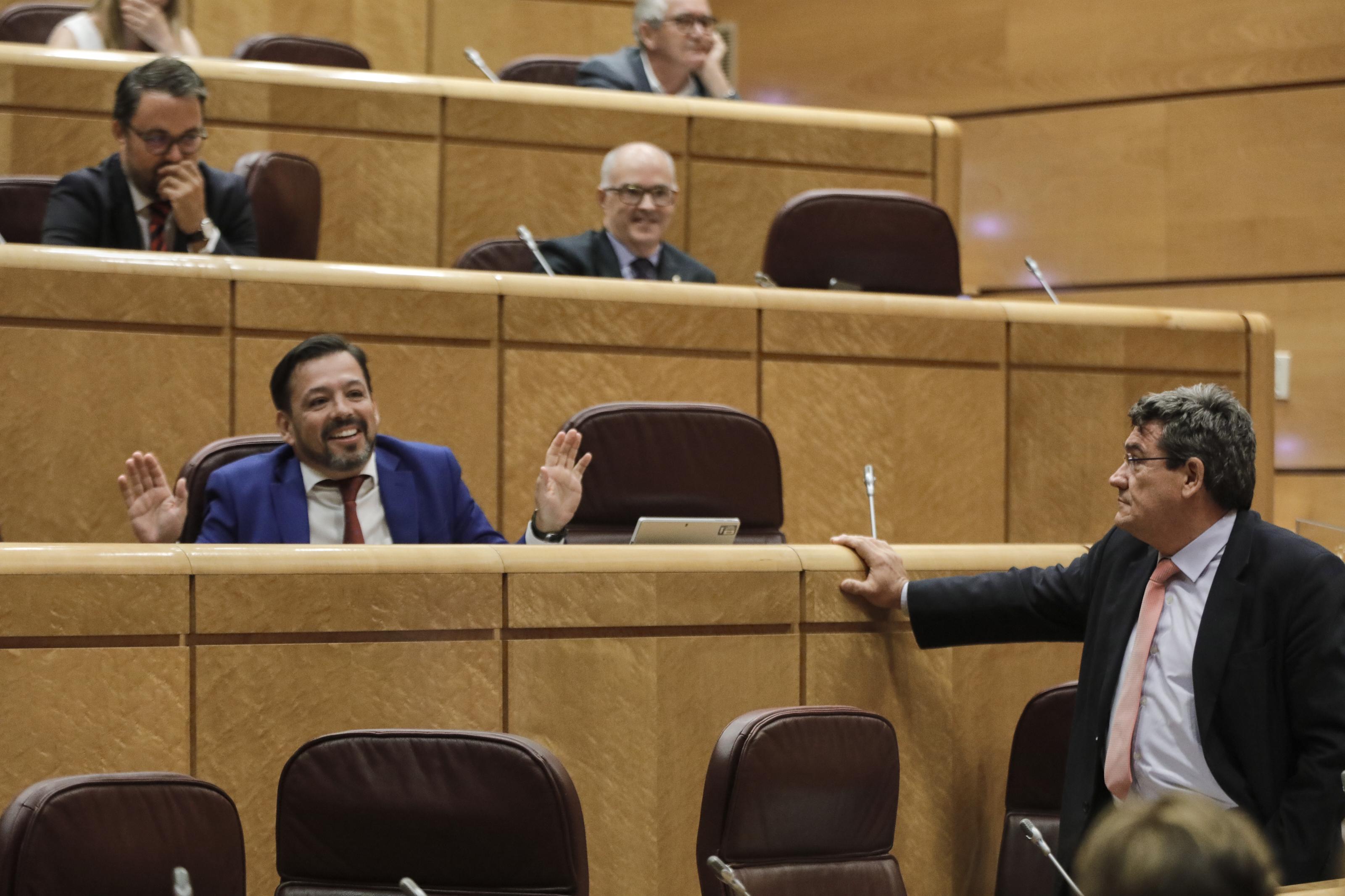 David Erguido tras una llamada de atención de la presidenta del Senado, Pilar Llop, momentos antes de la intervención del ministro de Inclusión, Seguridad Social y Migraciones, José Luis Escrivá