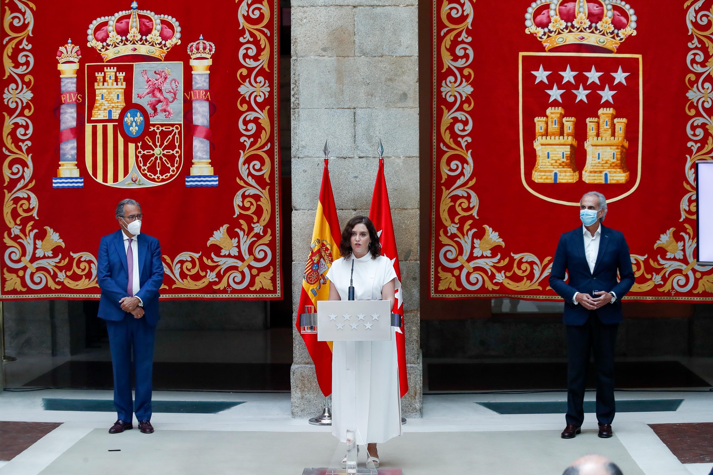 La presidenta de la Comunidad de Madrid, Isabel Díaz Ayuso, acompañada por el consejero de Sanidad, Enrique Ruiz Escudero (d); y el consejero de Educación y Juventud, Enrique Ossorio / EP