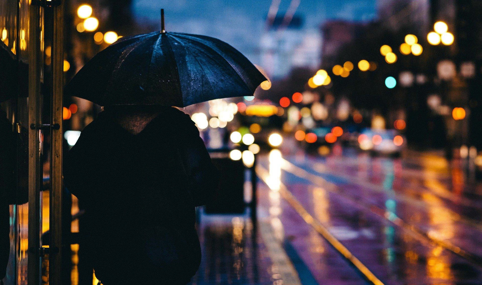 Una persona se protege de la lluvia con un paraguas / Pixabay