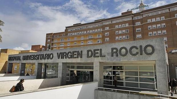 Hospital Virgen del Rocío, de la localidad de Puebla del Río, donde fallecieron dos de los infectados. 