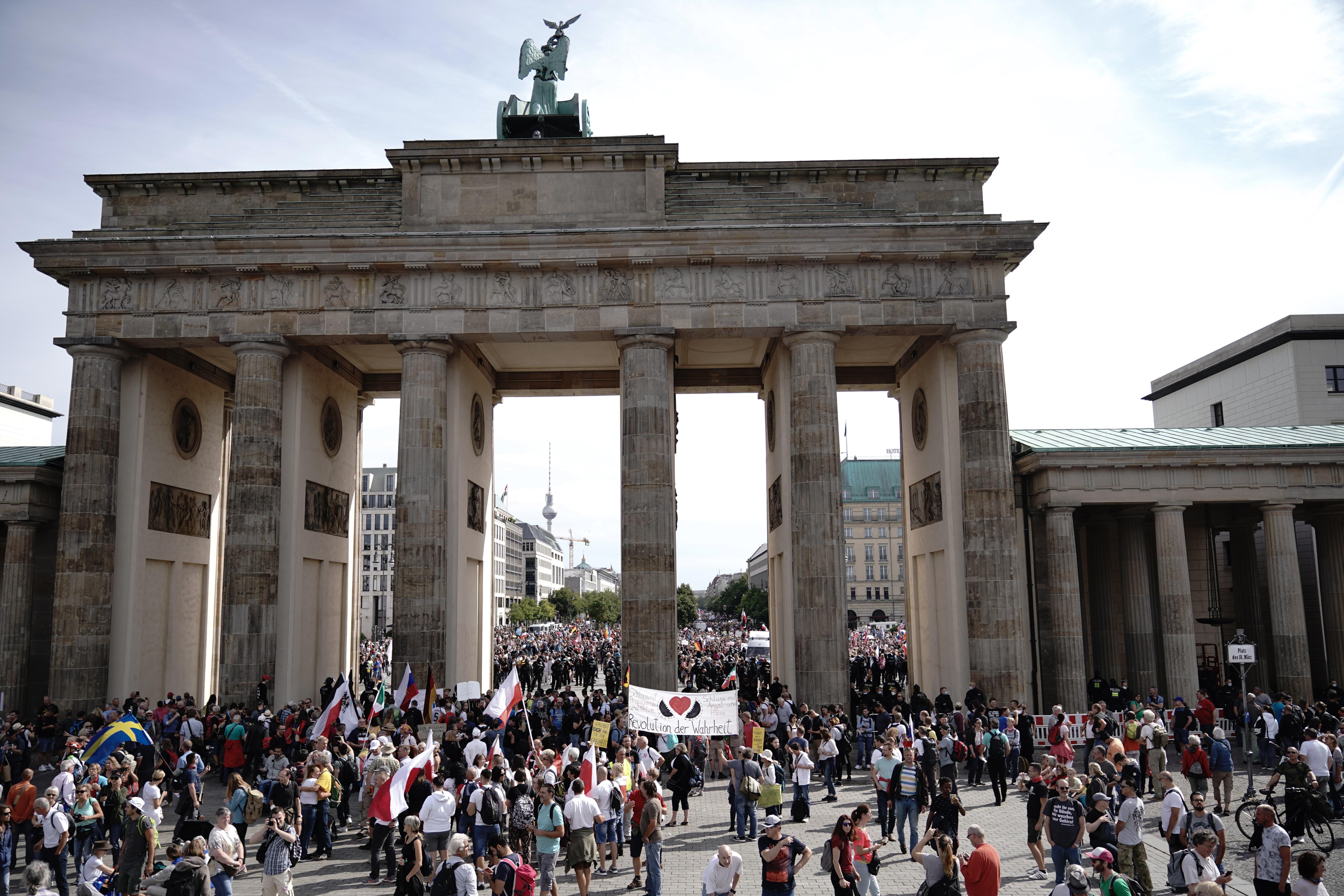 Más de 20.000 personas se manifiestan en Berlín para denunciar las medidas contra el coronavirus