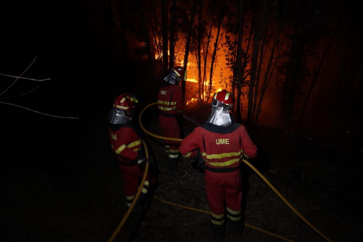 Efectivos de la UME combatiendo las llamas en plena noche.