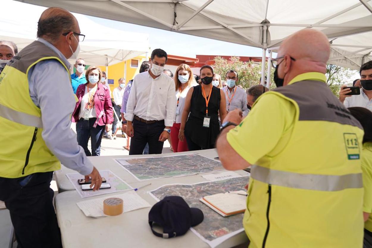 El presidente andaluz durante su visita a la una de la tarde de hoy al puesto de mando del incendio. 