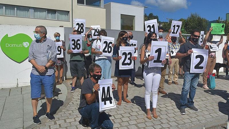 Imagen de la protesta de este domingo ante uno de los centros de DomusVi en Vigo (Foto: REDE).