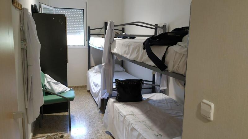 Los médicos MIR de Málaga en riesgo de contagio obligados a dormir hacinados en minidormitorios con literas en las guardias