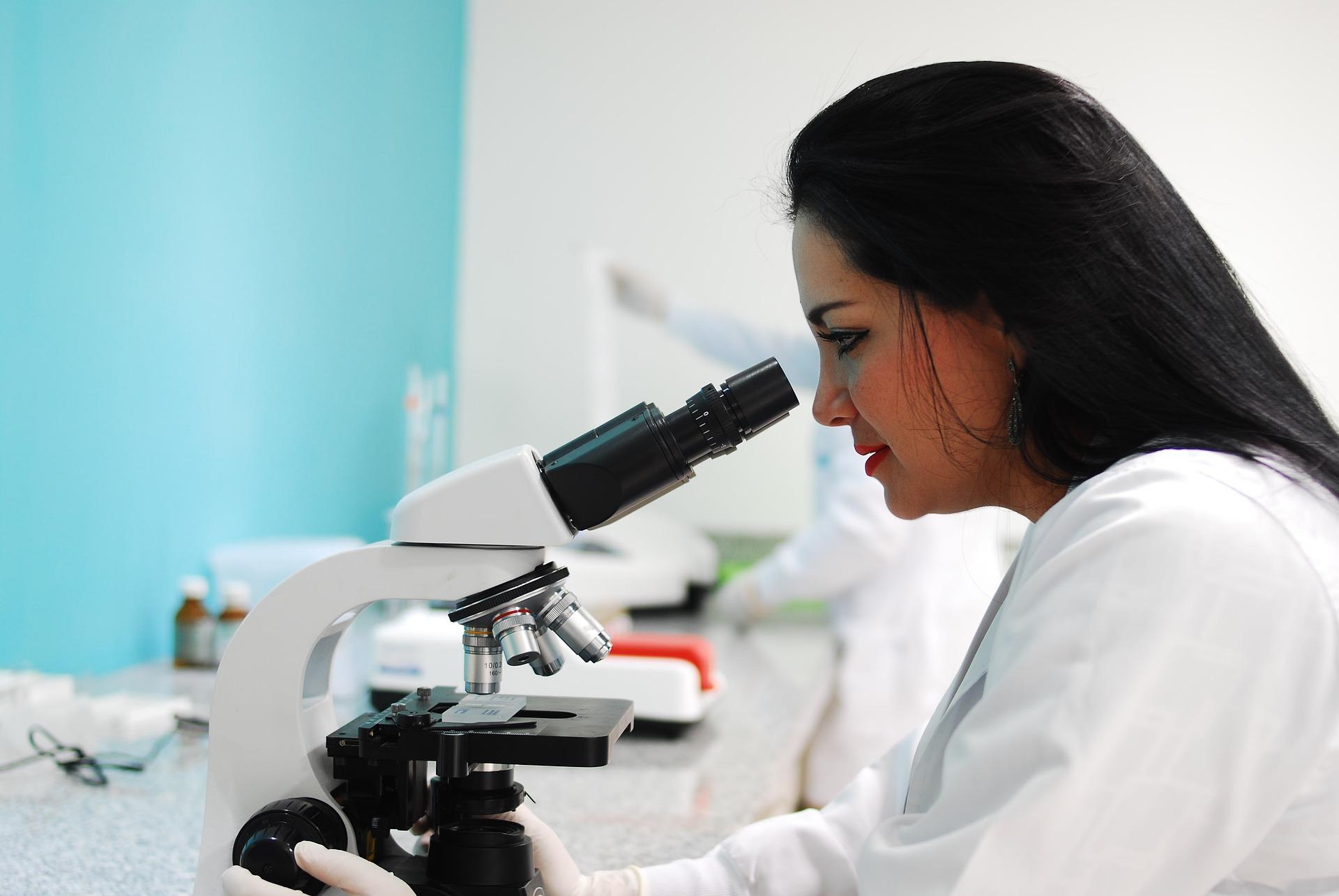 Una científica realizando pruebas en un laboratorio / Pixabay