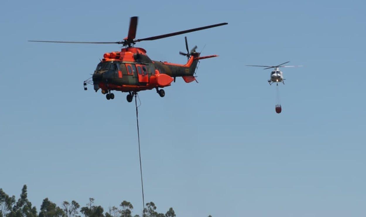 Helicópteros abasteciéndose de agua.